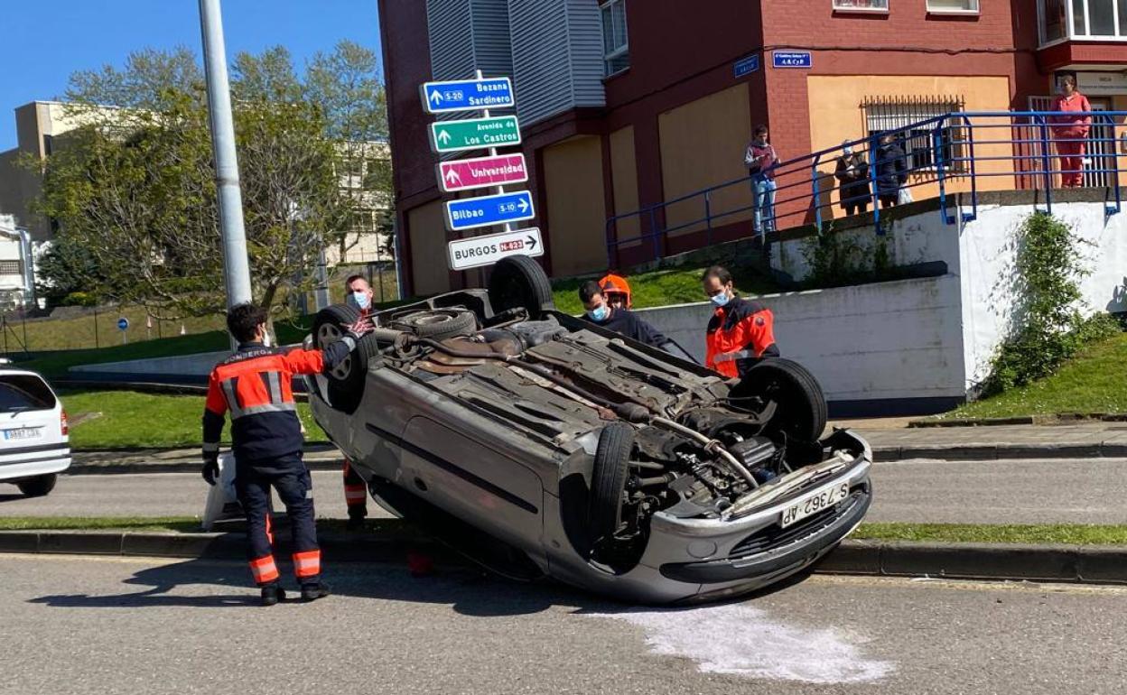 Los bomberos han acudido hasta el lugar para cambiar las ruedas al turismo y retirarlo de la vía.