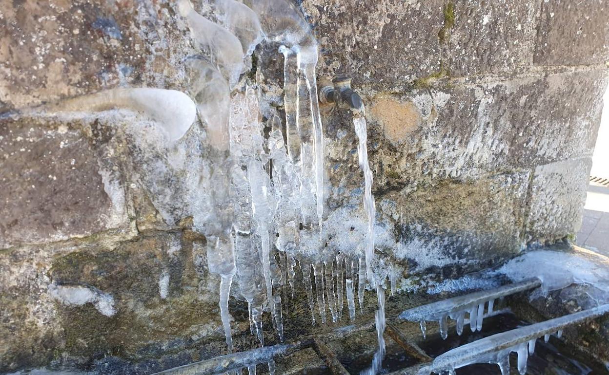 El agua congelada de una fuente en Rocamundo. 