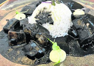 Imagen secundaria 1 - Chipirones en su tinta con arroz blanco; y bocartes de la costera actual. 