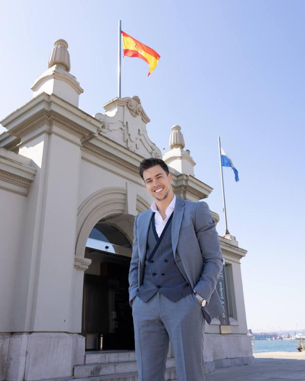 Posando en el Palacete del Embarcadero santanderino con traje de Vicente Trueba y peinado por Ibán Barcenilla.