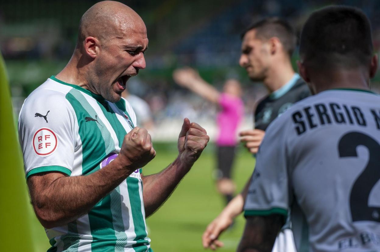 Unai Medina celebra la victoria ante la SD Logroñés al término del partido que se disputó en los Campos de Sport de El Sardinero. 