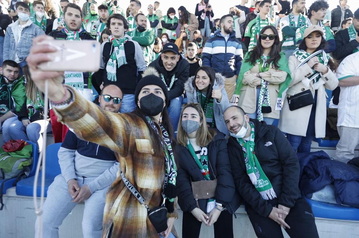 Aficionados racinguistas se toman una fotografía en el partido ante Unionistas.