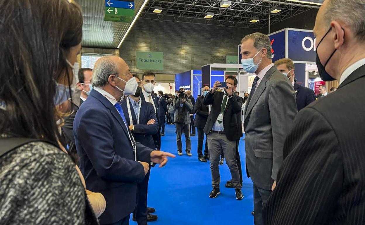 El consejero de Industria, Javier López Marcano, conversa con el Rey Felipe VI, ayer en la feria Wind Europe de Bilbao.