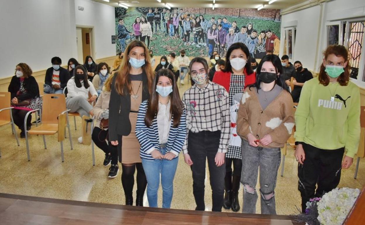 Rocío Alonso, Valentina Saiz, Rocío Terán, Rosalina Martín, Lucía Ortiz y Mario Santamaría, autores de la aplicación.