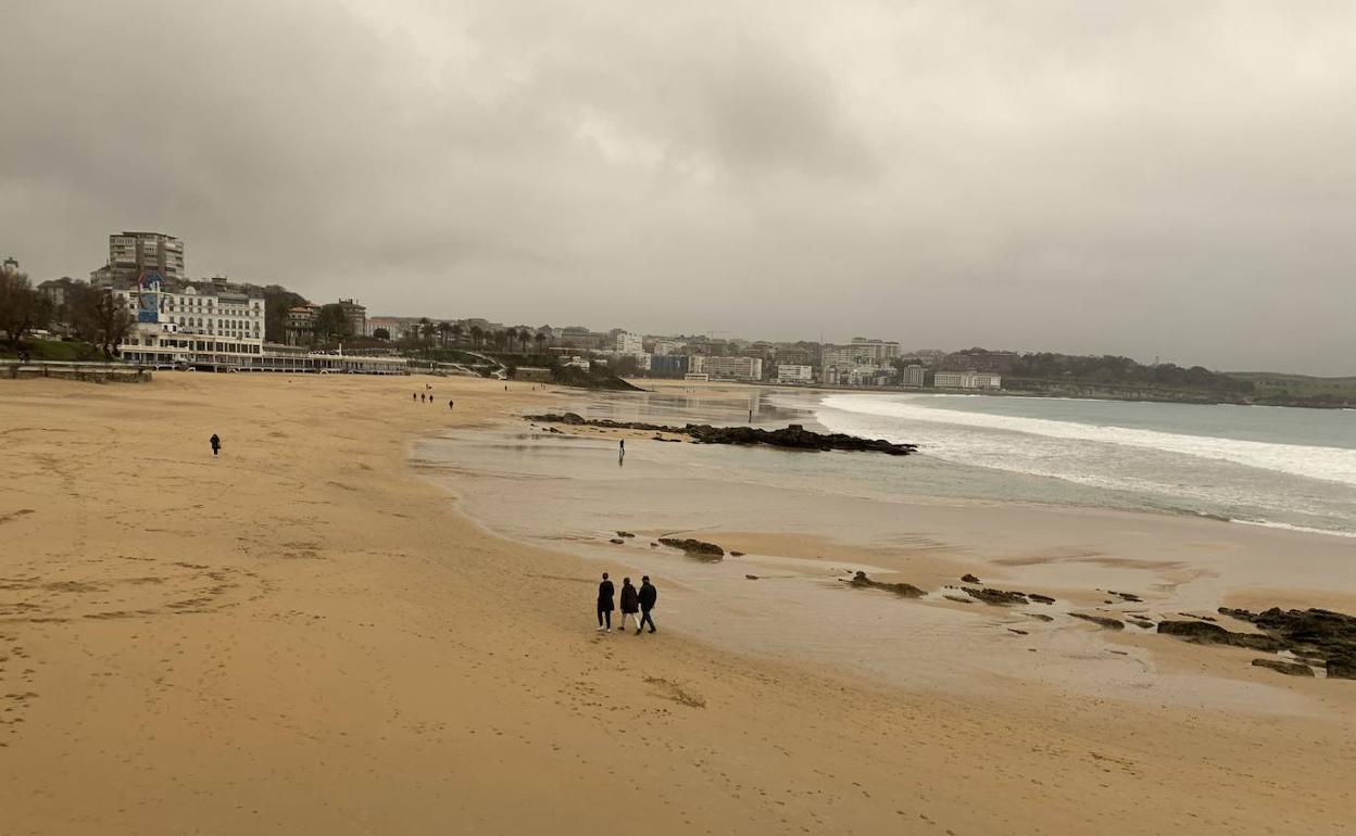 El polvo sahariano cubrió el cielo y las playas de Santander.