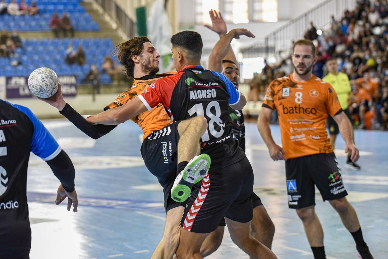 Leo Alonso, lateral izquierdo del Unicaja Banco, evita que Nico Colunga, central del Bathco, dispare.