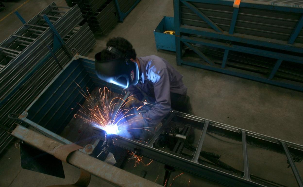 Trabajos de soldadura en una planta siderúrgica. 