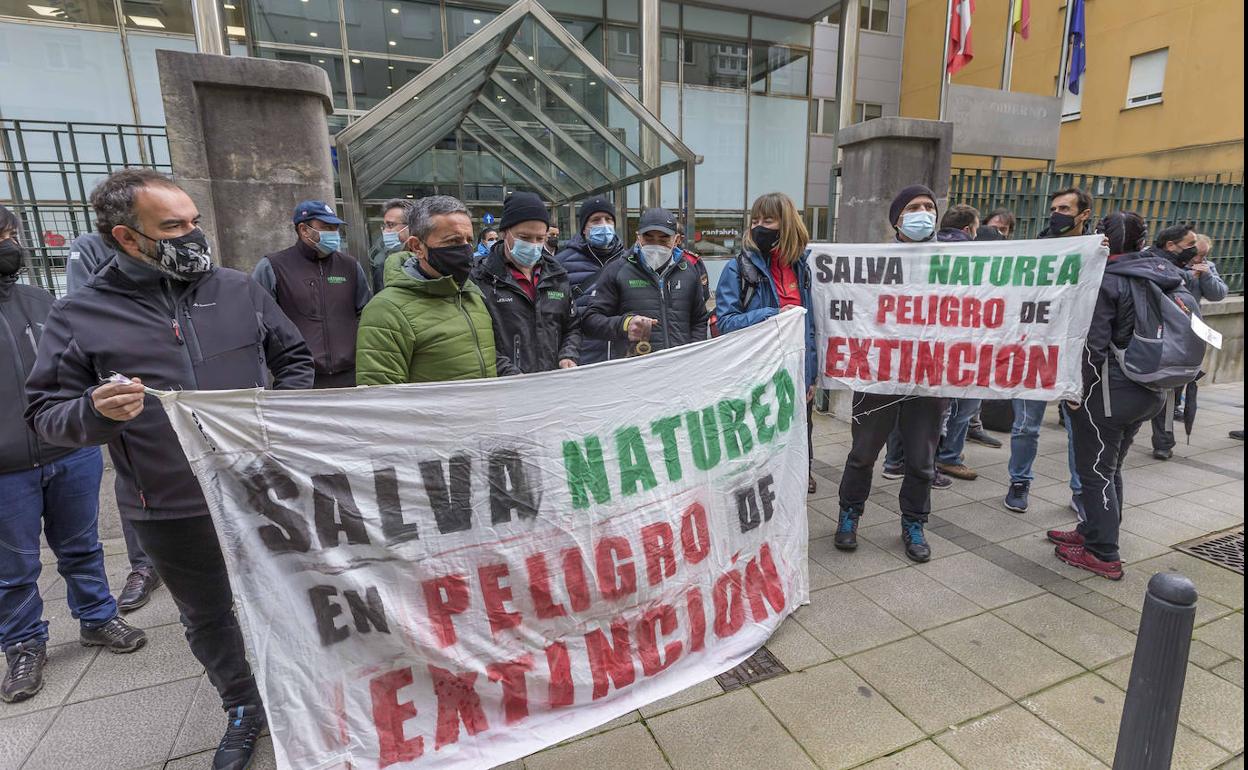 Protesta de los trabajadores de los centros de interpretación, esta semana ante el Gobierno de Cantabria..