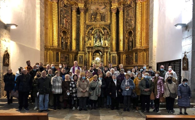 Imagen principal - Los fieles pejinos arroparon al nuevo sacerdote en la catedral de Santander 