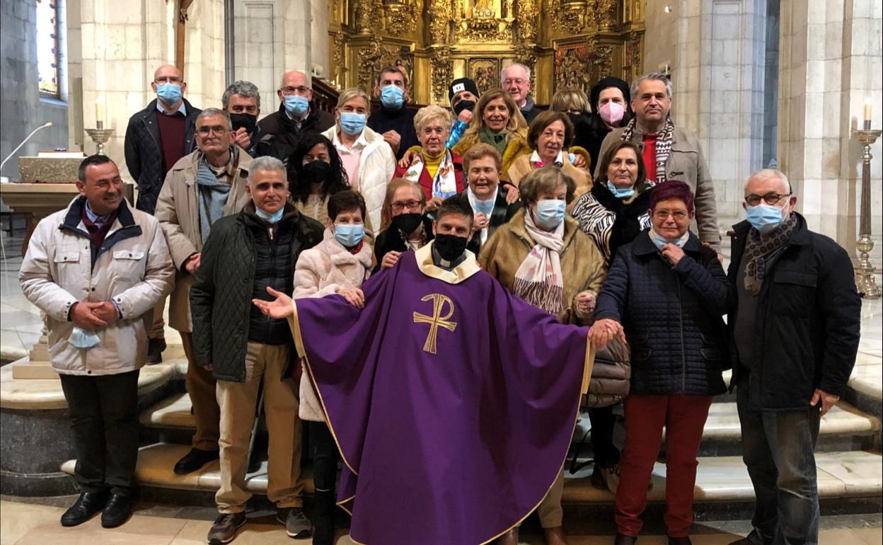 Los fieles pejinos arroparon al nuevo sacerdote en la Catedral de Santander 