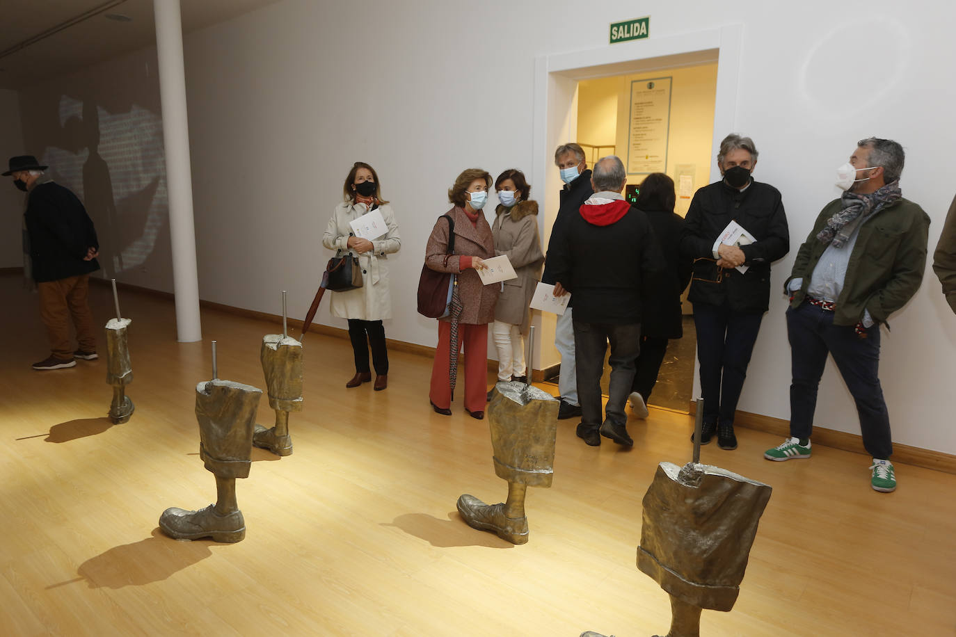 La muestra se ha inaugurado este viernes en el Centro Nacional de Fotografía José Manuel Rotella | El artista santanderino reúne esculturas, fotografías, video instalaciones y dibujos en 'Duda dada', su primera individual en Torrelavega