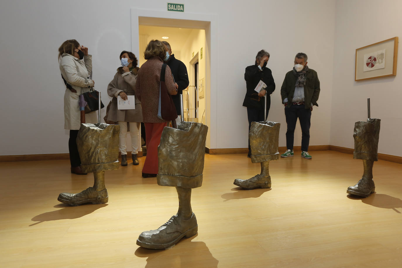 La muestra se ha inaugurado este viernes en el Centro Nacional de Fotografía José Manuel Rotella | El artista santanderino reúne esculturas, fotografías, video instalaciones y dibujos en 'Duda dada', su primera individual en Torrelavega