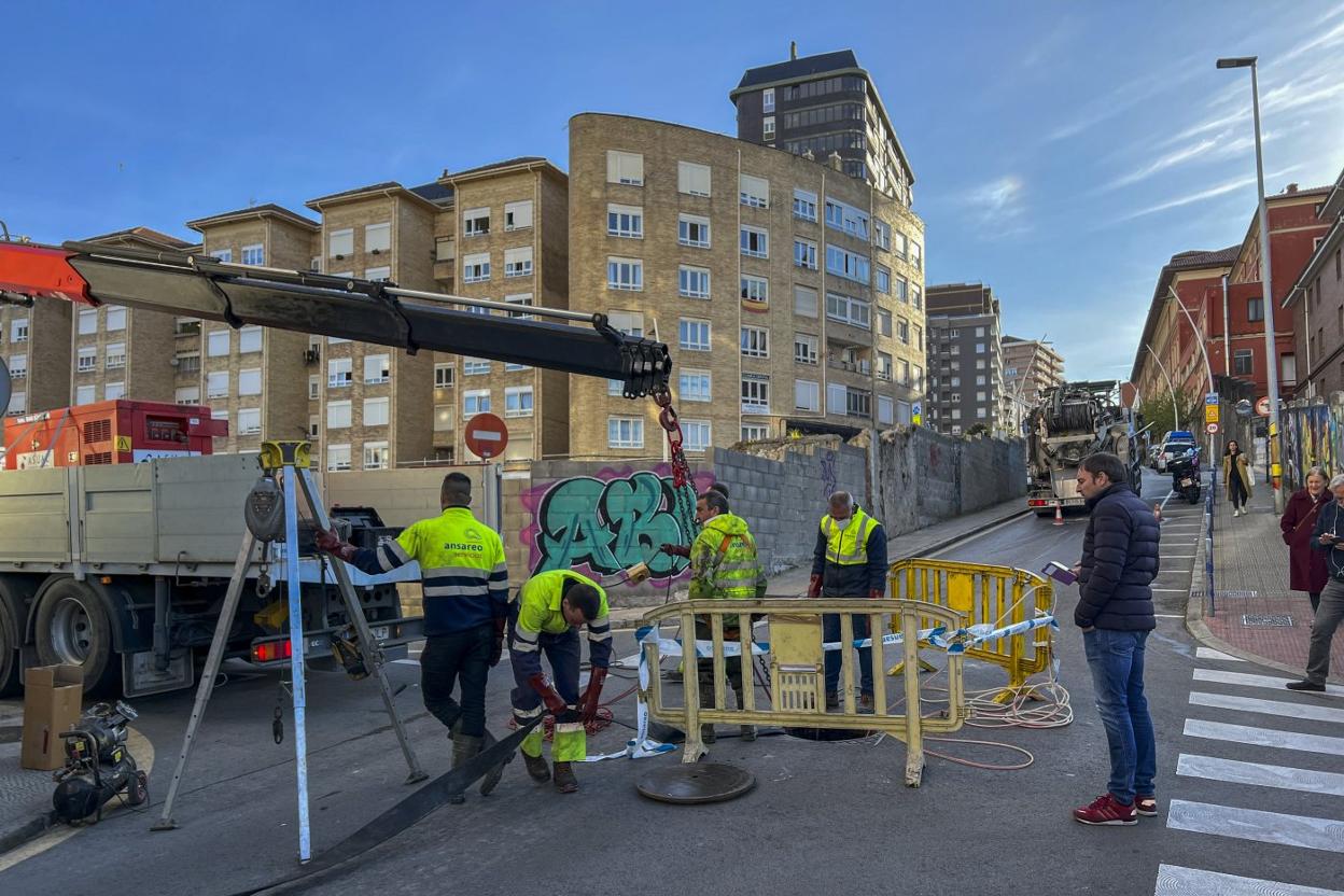 Imagen de los trabajos iniciados ayer en el entorno del solar que albergará el museo.