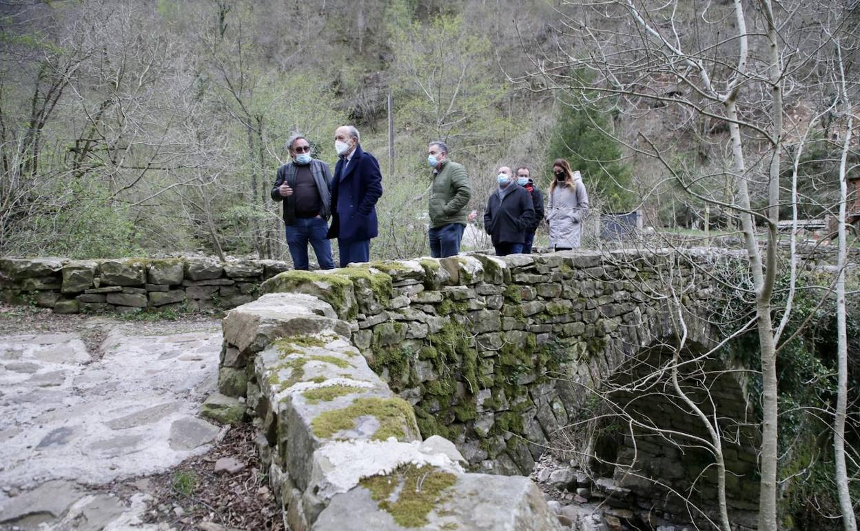 López Marcano visitó la vía ferrata y la ruta acompañado del alcalde de Vega de Pas, Juan Carlos García. 