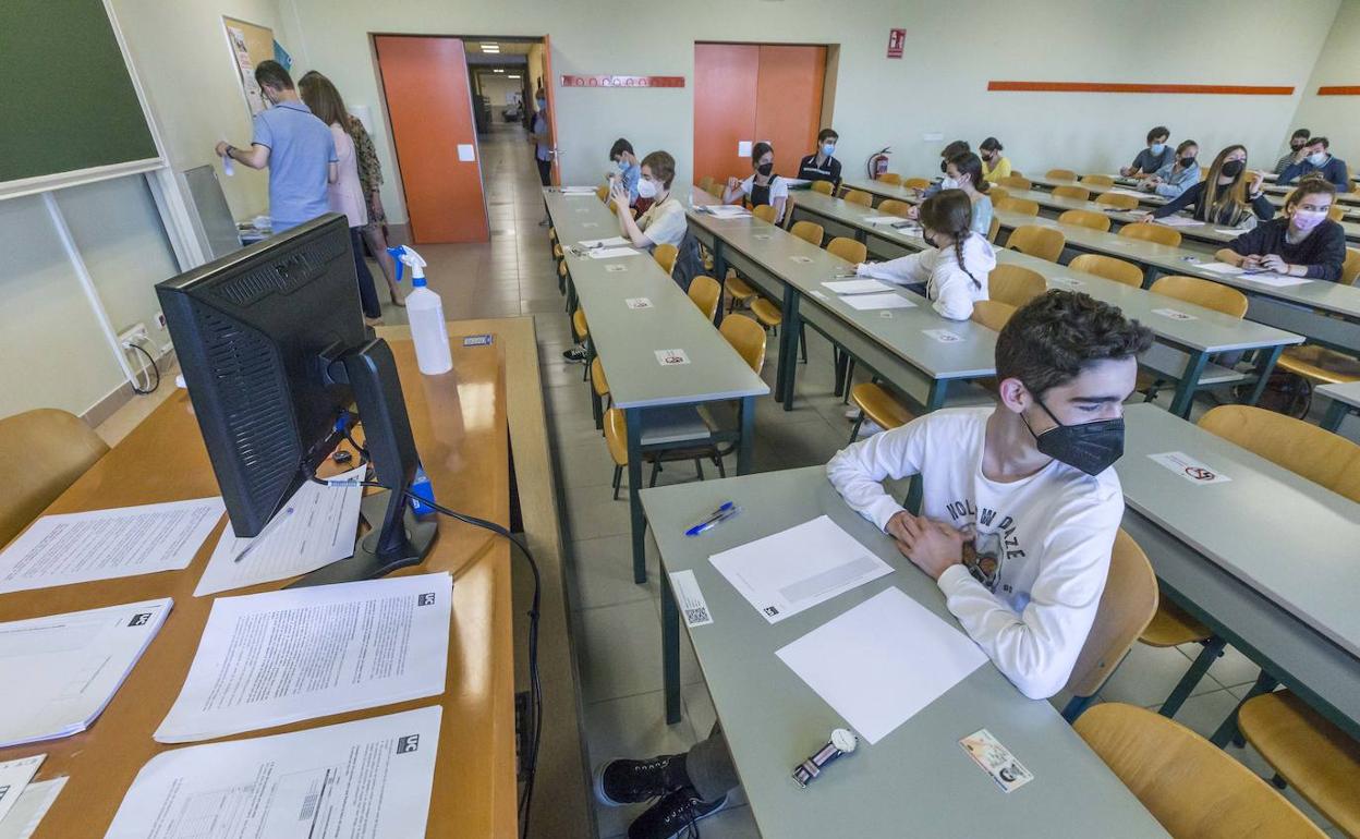 Imagen de junio de 2021 de una de las pruebas de la EBAU en la Facultad de Económicas de Santander.