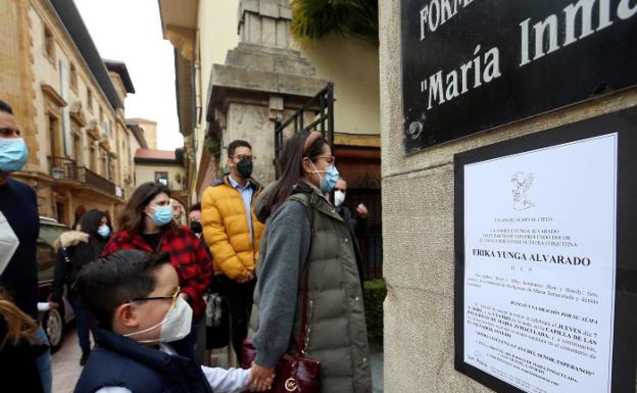 La esquela de la niña Erika Yunga ante la capilla ardiente instalada en la residencia de la calle San Vicente.