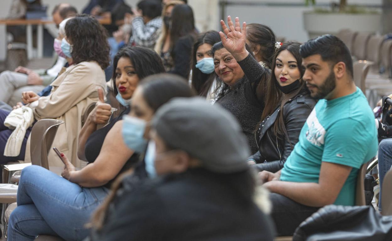 Varias mujeres saludan a cámara durante el acto celebrado en el Parlamento con motivo del Día Internacional del Pueblo Gitano.