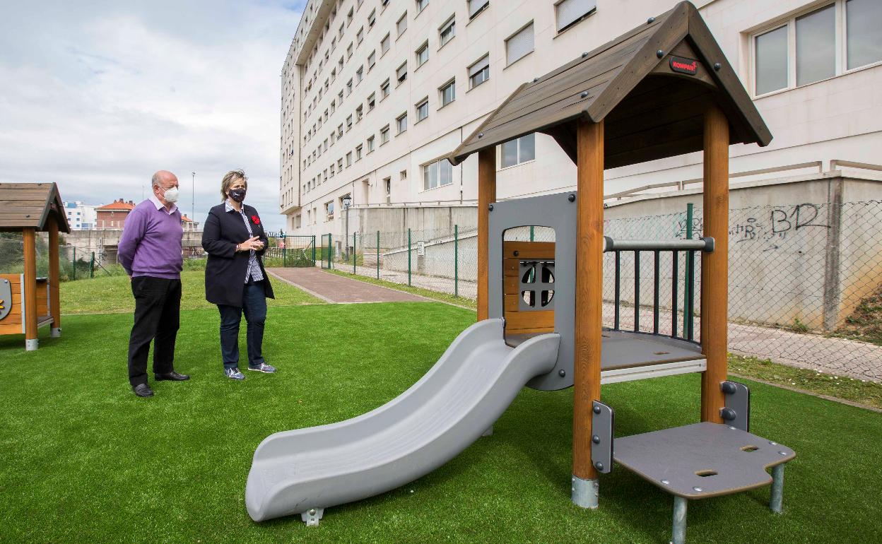 El concejal de Servicios Sociales, Jesús María Amigo, y la alcaldesa de Camargo, Esther Bolado, asisten a la inauguración de la nueva zona de ocio para los alumnos de dos años del Colegio Pedro Velarde, este viernes, en Maliaño (Camargo).