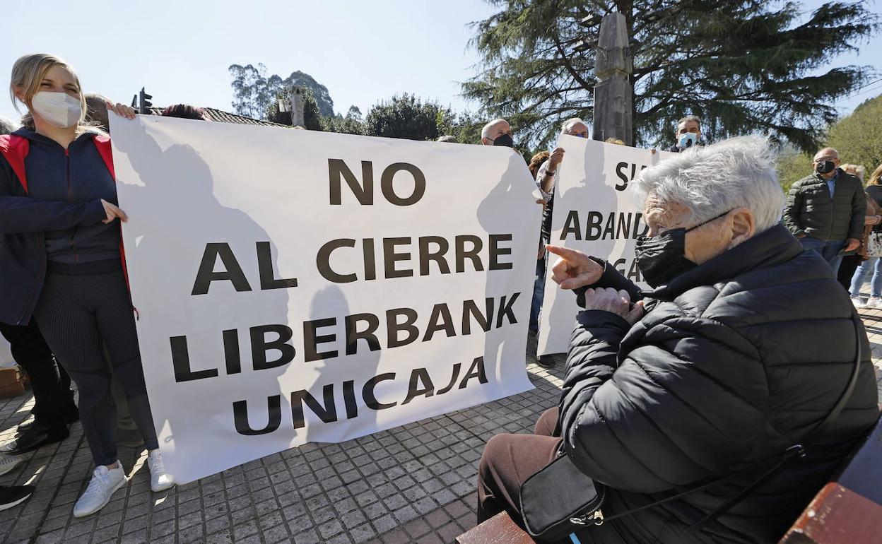 Protesta que tuvo lugar este miércoles en Novales contra el cierre de la antigua Liberbank.