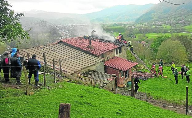 El fuego comenzó en la zona de la chimenea y se extendió con rapidez por el primer piso del edificio. 