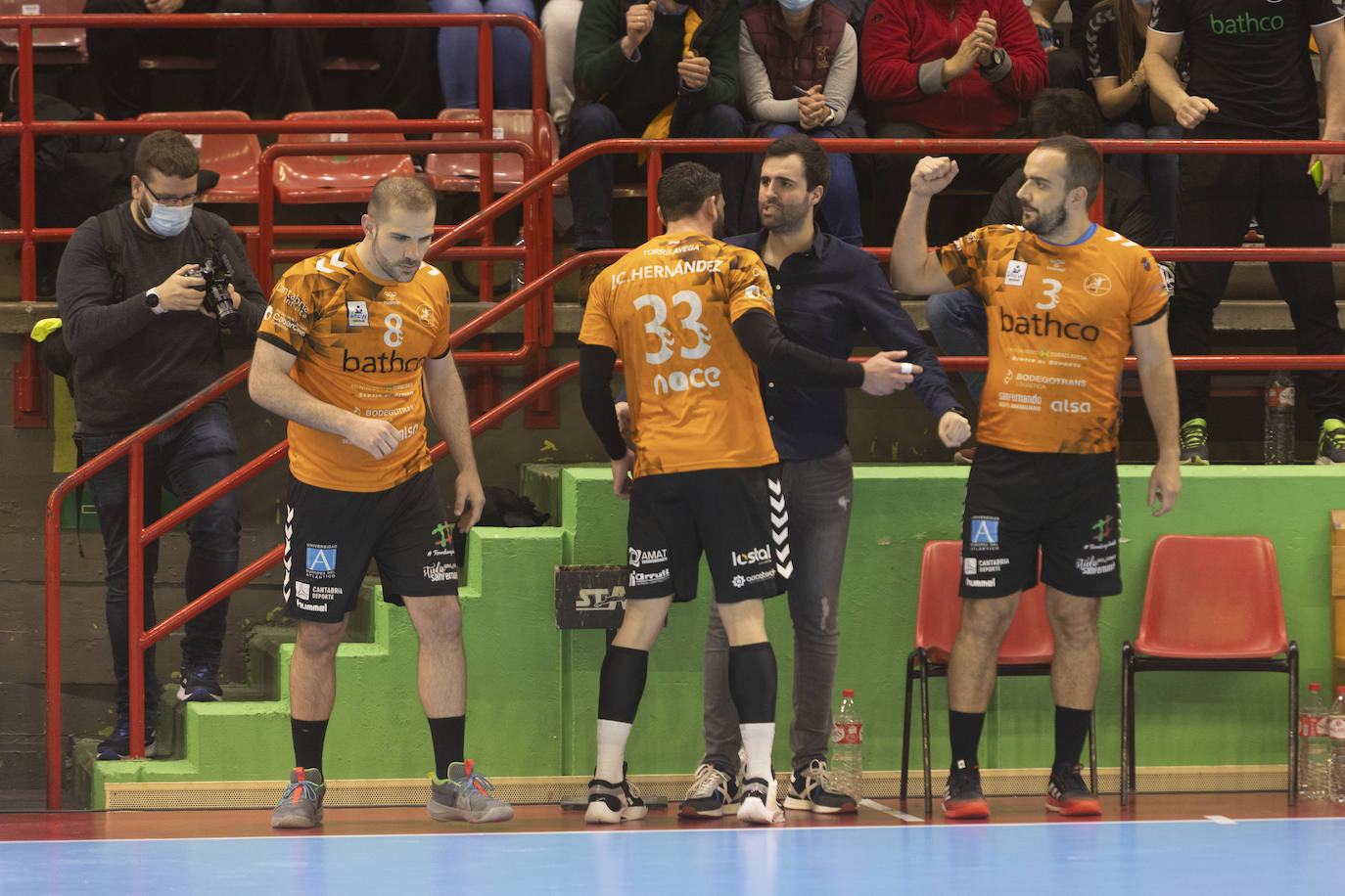 Fotos: El derbi de balonmano entre el Bathco y el Unicaja