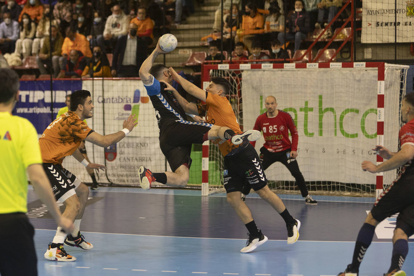 Fotos: El derbi de balonmano entre el Bathco y el Unicaja