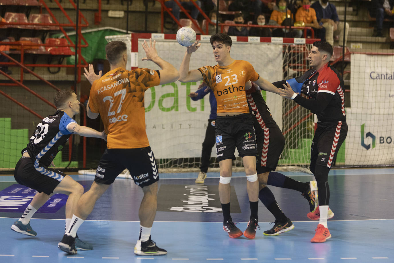 Fotos: El derbi de balonmano entre el Bathco y el Unicaja