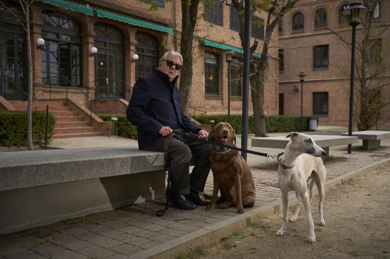 El arquitecto Jerónimo Junquera posa con China y Siro en la Residencia de Estudiantes de Madrid.