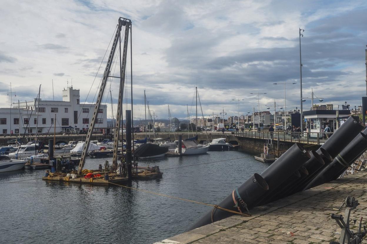 Plataforma instalada en Puertochico para colocar los pilotes a los que irán sujetos los nuevos pantalanes de la Dársena de Molnedo.