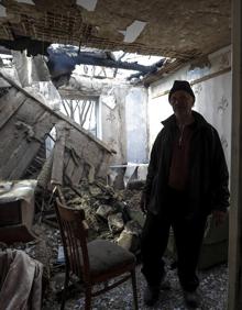 Imagen secundaria 2 - Un edificio gubernamental borbardeado en la ciudad de Mikolaiv, al norte de Jersón y Crimea. | Soldados ucraniamos patrullan la localidad. | Un ciudadano ucraniano de Mikolaiv en su casa bombardeada.