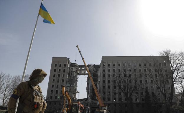 Imagen principal - Un edificio gubernamental borbardeado en la ciudad de Mikolaiv, al norte de Jersón y Crimea. | Soldados ucraniamos patrullan la localidad. | Un ciudadano ucraniano de Mikolaiv en su casa bombardeada.