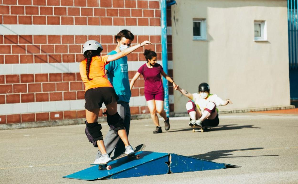 Jóvenes haciendo skate en ediciones anteriores de la programación juvenil de Colindres 