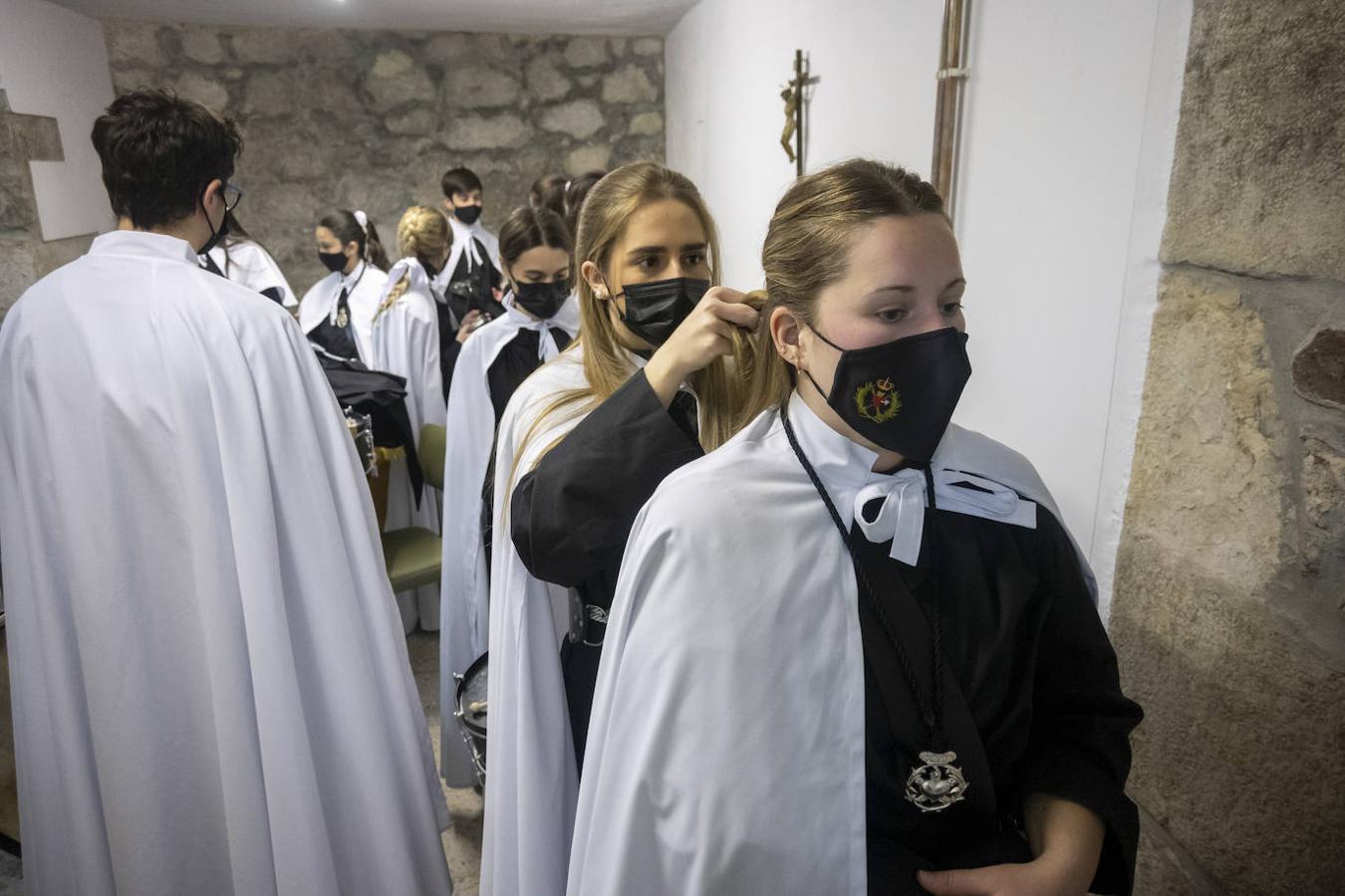 La cofradía de Los Dolores se prepara para la procesión que ha partido de la iglesia San Francisco. 