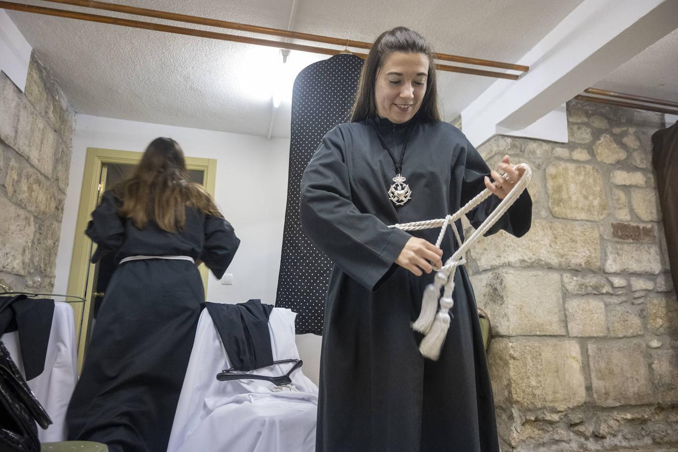 La cofradía de Los Dolores se prepara para la procesión que ha partido de la iglesia San Francisco. 