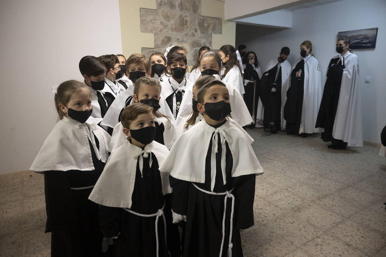 La cofradía de Los Dolores se prepara para la procesión que ha partido de la iglesia San Francisco. 