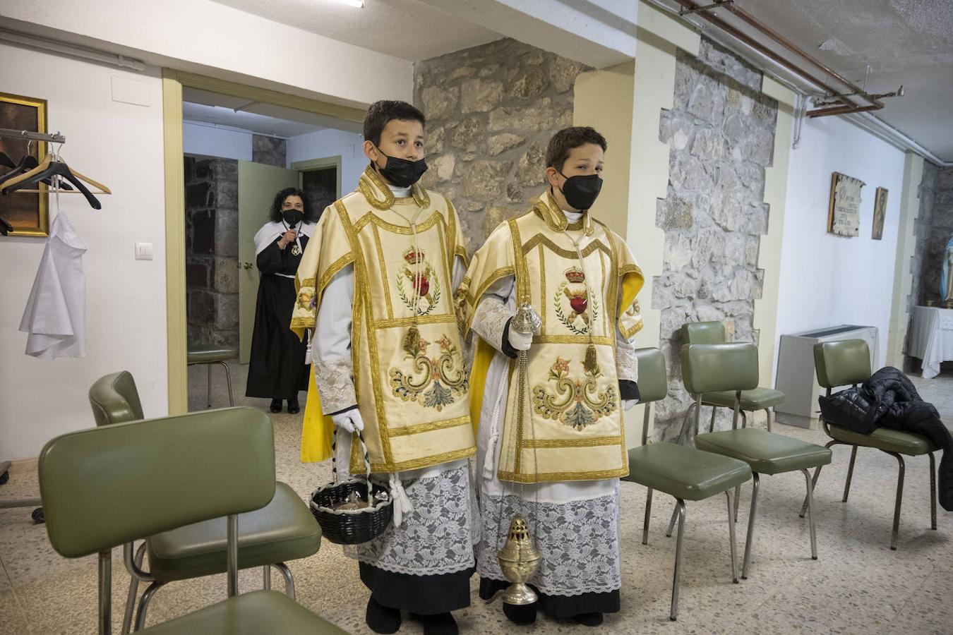 La cofradía de Los Dolores se prepara para la procesión que ha partido de la iglesia San Francisco