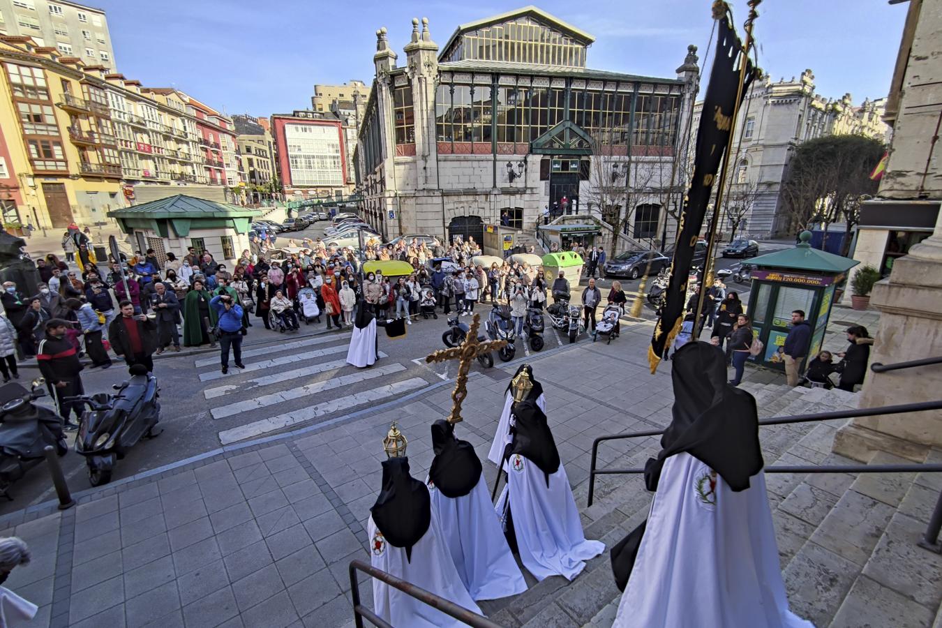 La Procesión del Cristo del Amor y la Virgen Dolorosa ha sido el primer paso en desfilar por las callas de Santander tras dos años de parón por la pandemia. 