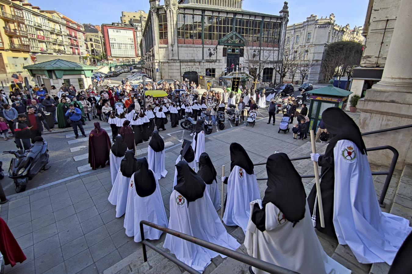 La Procesión del Cristo del Amor y la Virgen Dolorosa ha sido el primer paso en desfilar por las callas de Santander tras dos años de parón por la pandemia. 