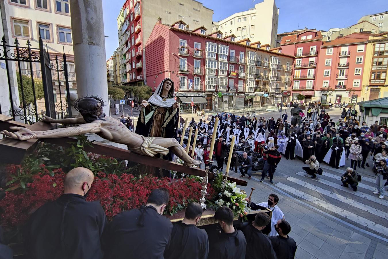 La Procesión del Cristo del Amor y la Virgen Dolorosa ha sido el primer paso en desfilar por las callas de Santander tras dos años de parón por la pandemia. 