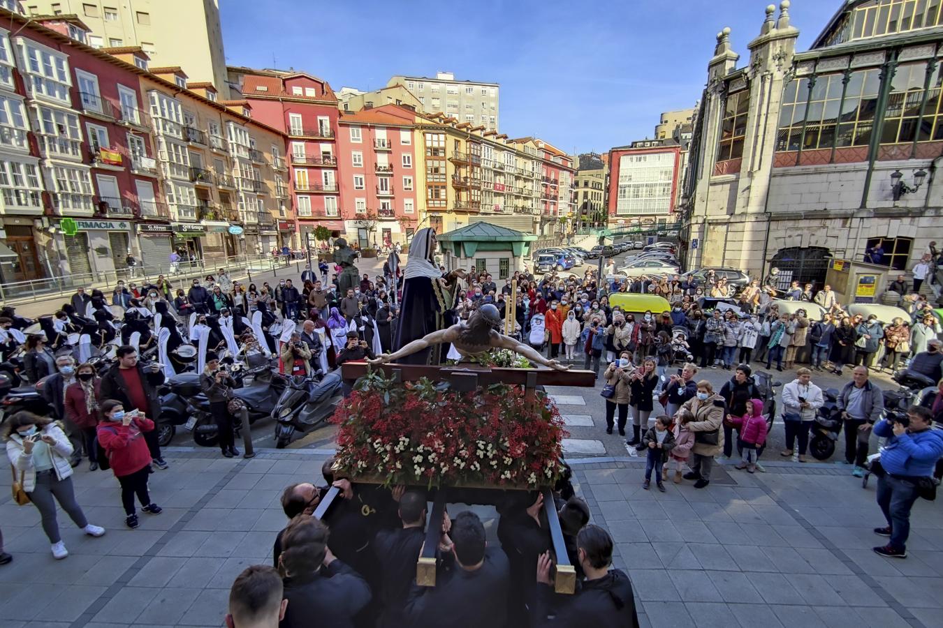 La Procesión del Cristo del Amor y la Virgen Dolorosa ha sido el primer paso en desfilar por las callas de Santander tras dos años de parón por la pandemia. 