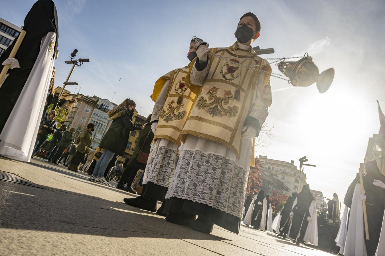 La Procesión del Cristo del Amor y la Virgen Dolorosa ha sido el primer paso en desfilar por las callas de Santander tras dos años de parón por la pandemia. 