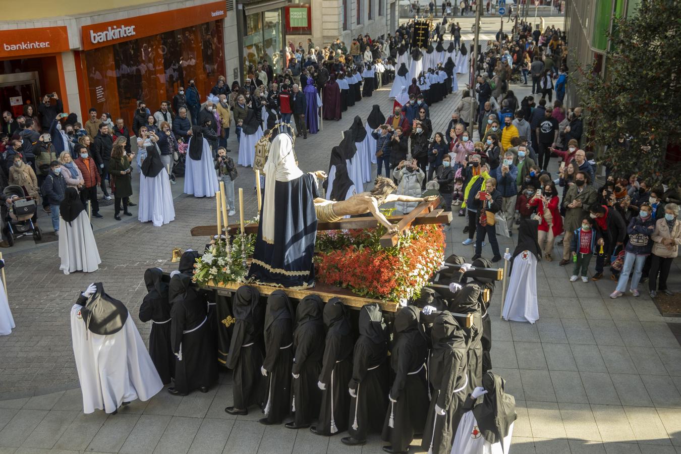 La Procesión del Cristo del Amor y la Virgen Dolorosa ha sido el primer paso en desfilar por las callas de Santander tras dos años de parón por la pandemia. 