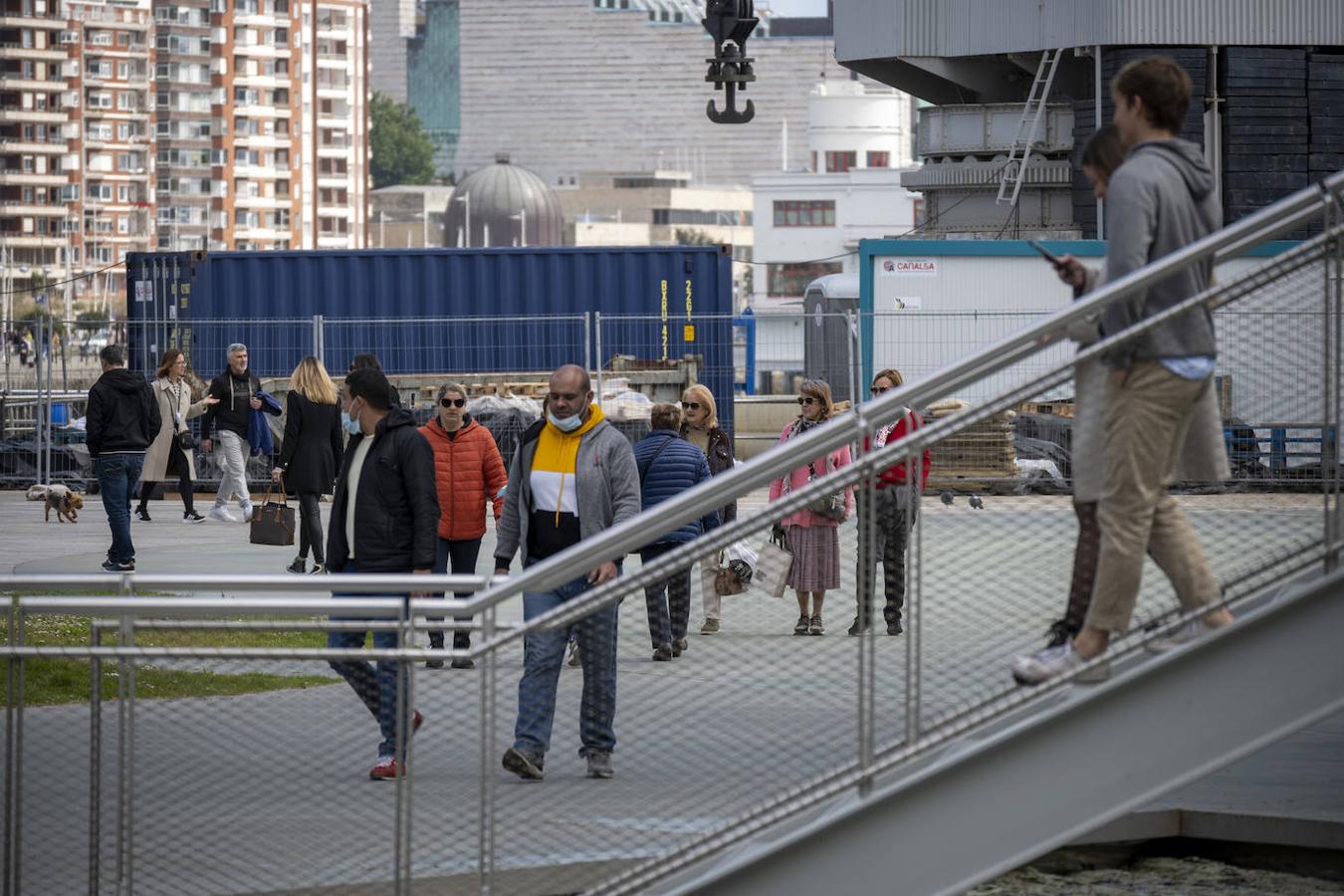 Las calles de Santander repletas de turistas en el primer fin de semana de vacaciones de Semana Santa sin restricciones. 