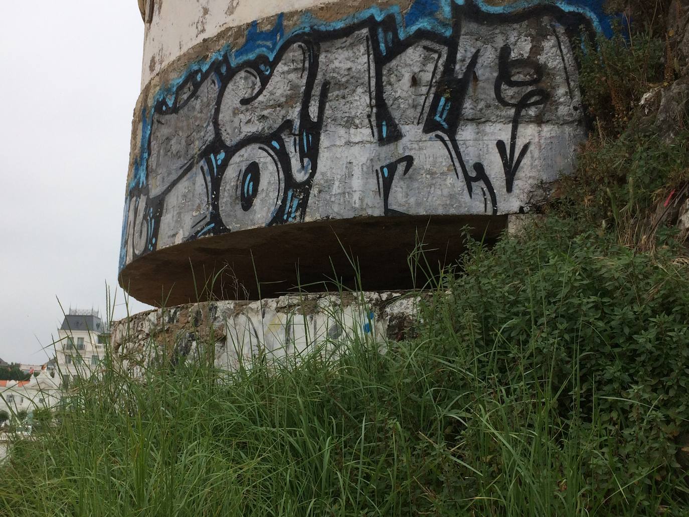 Nido de ametralladoras de Piquío. Otro de los seis nidos, este sujeta los Jardines de Piquío. Aunque sus elementos estructurales están bien conservados, está relleno de escombro y tiene grafitis.