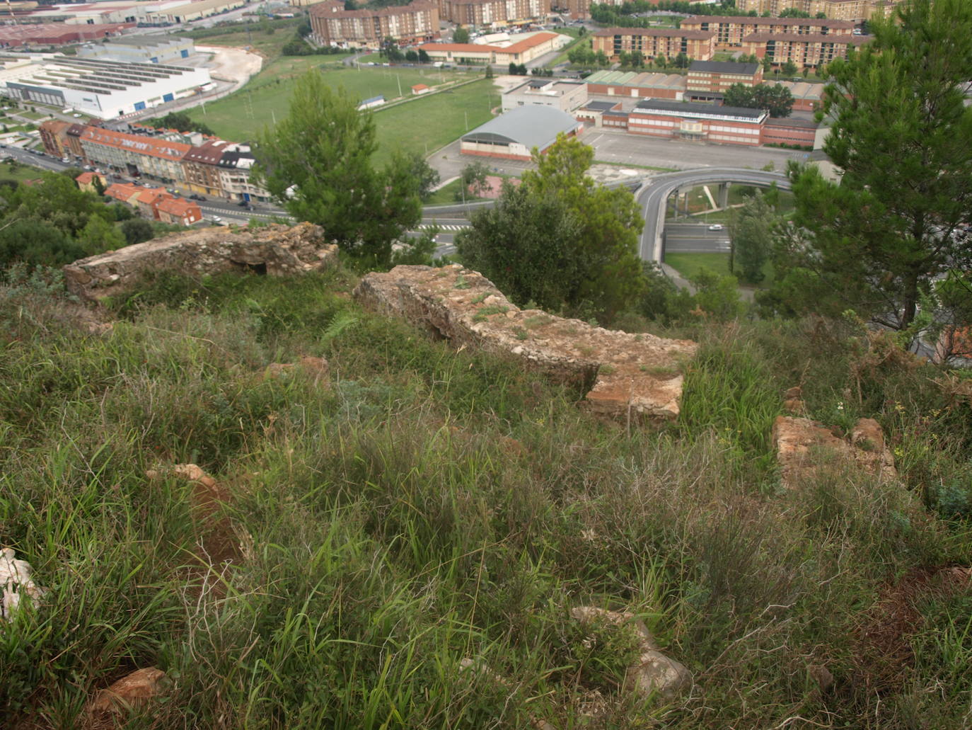 Posición número 2 de Peñacastillo. Construcción de defensa desde la que también se podía hacer fuego. Presenta daños y requiere desbroce, también se puede hacer una excavación arqueológica.