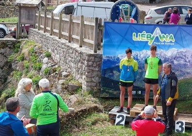 Imagen secundaria 1 - Primeras clasificadas féminas absolutas,; primeros juveniles, y lebaniegas en el podium 