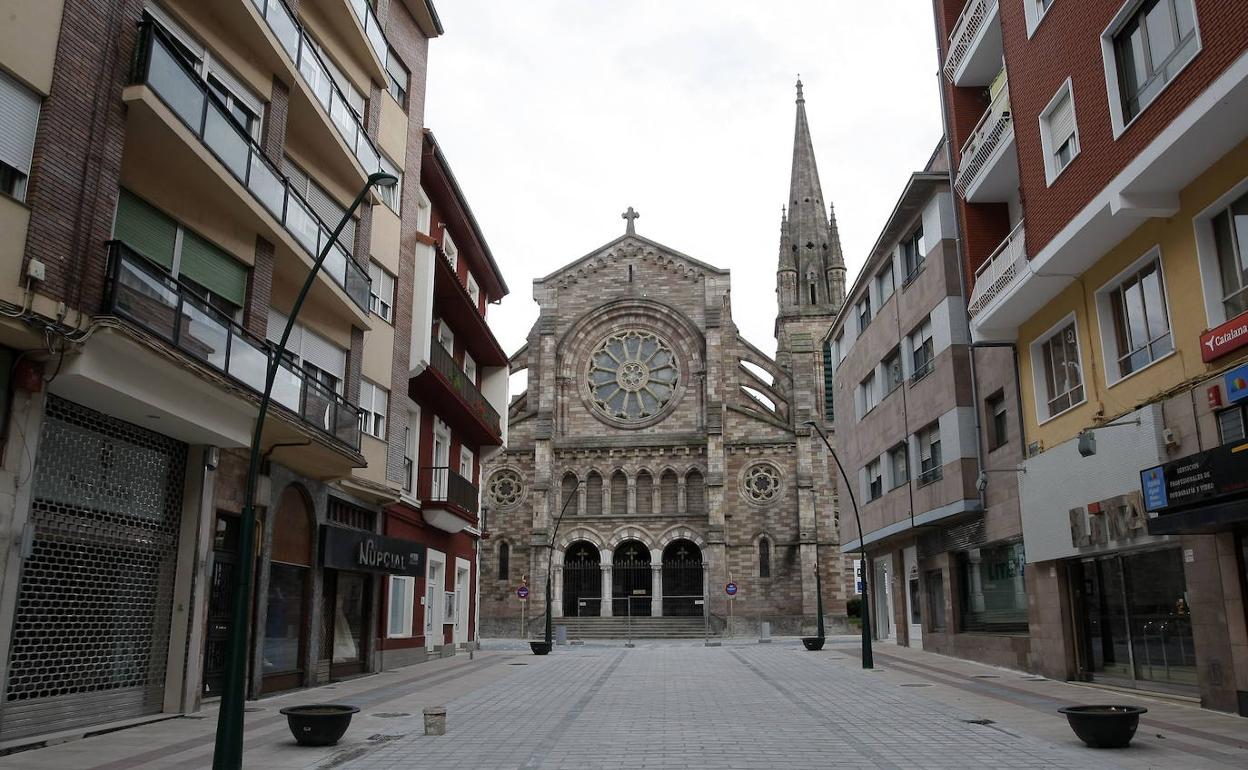 Vista de la iglesia de La Asunción, en Torrelavega. 