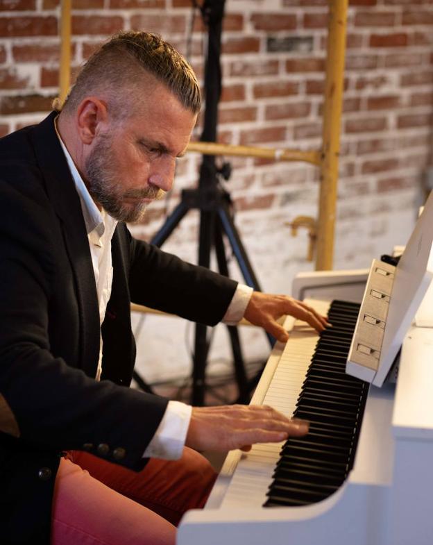 El polifacético artista tocando el piano.