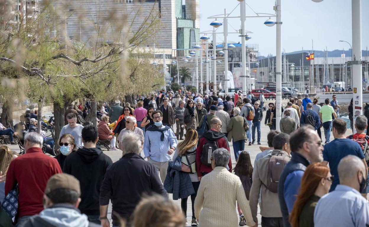 Paseantes, este domingo, por la zona marítima de la capital.