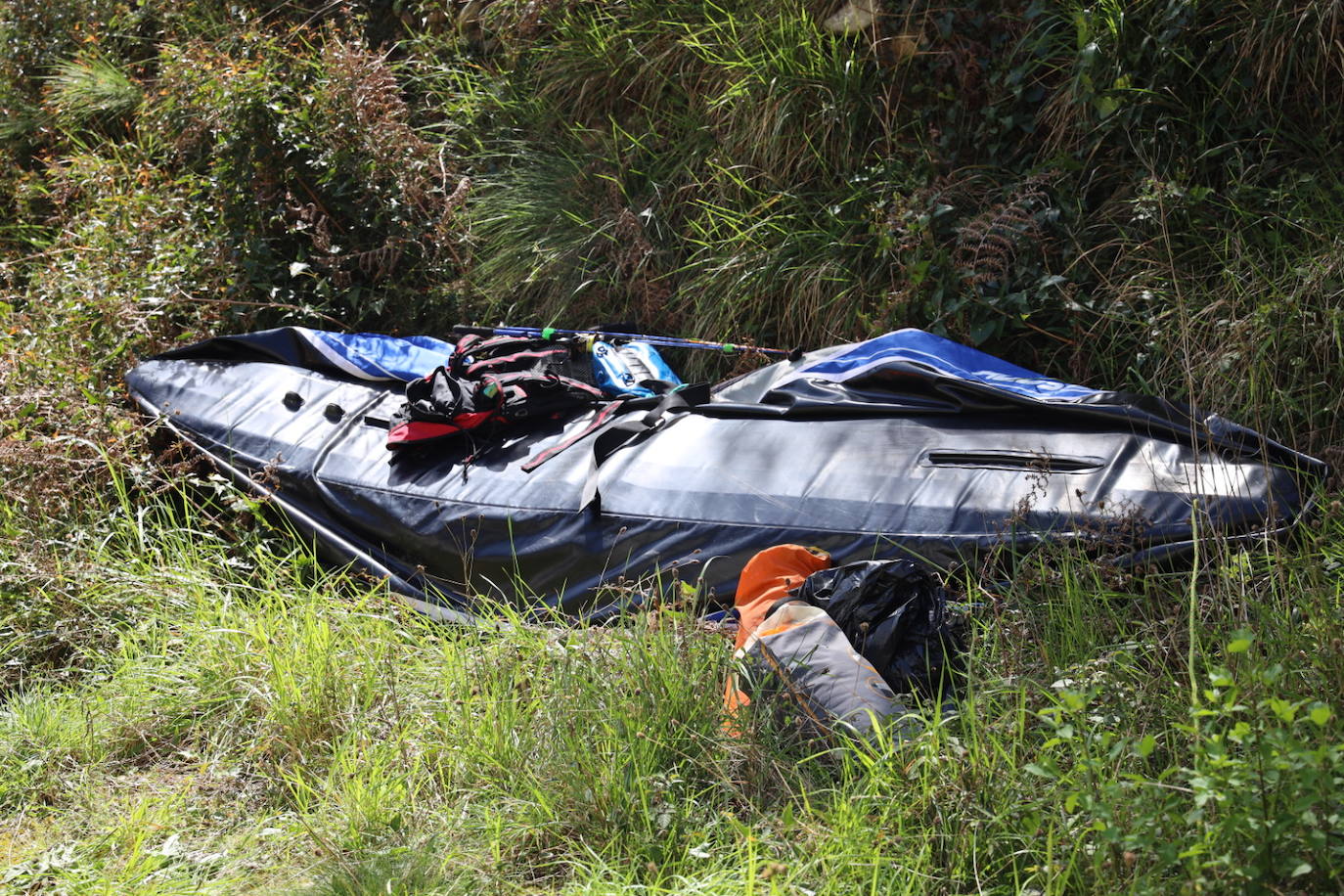 El 112 ha movilizado a decenas de efectivos por tierra, agua y aire para localizar a un piragüista desaparecido en el río Deva, en la zona de Desfiladero de la Hermida, este lunes.